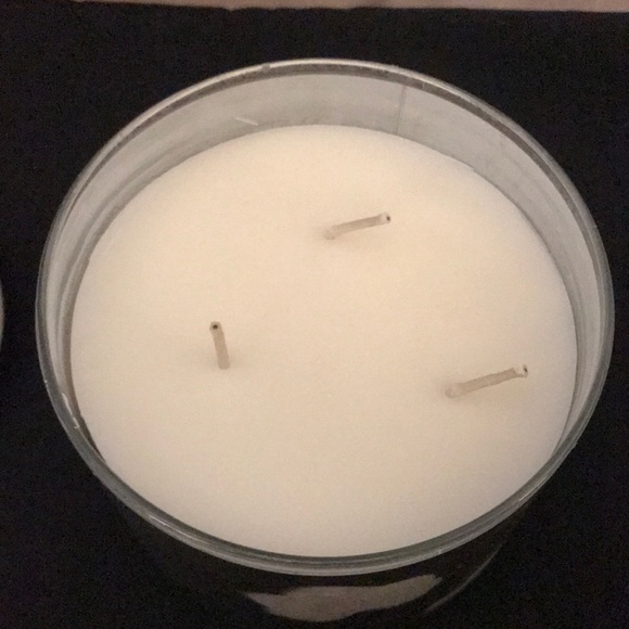 White Barn (Bath & Body Works) 3-wick Candle - Picture 2 of 3